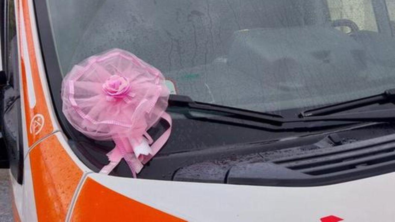 Il fiocco rosa all'ambulanza in cui è nata la piccola