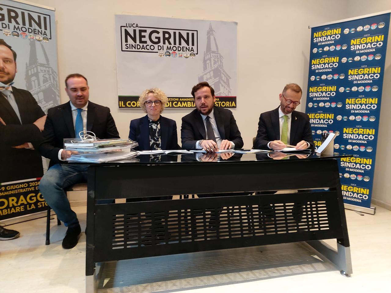Modena, Negrini presenta il suo programma: «Più sicurezza, basta porta a porta»