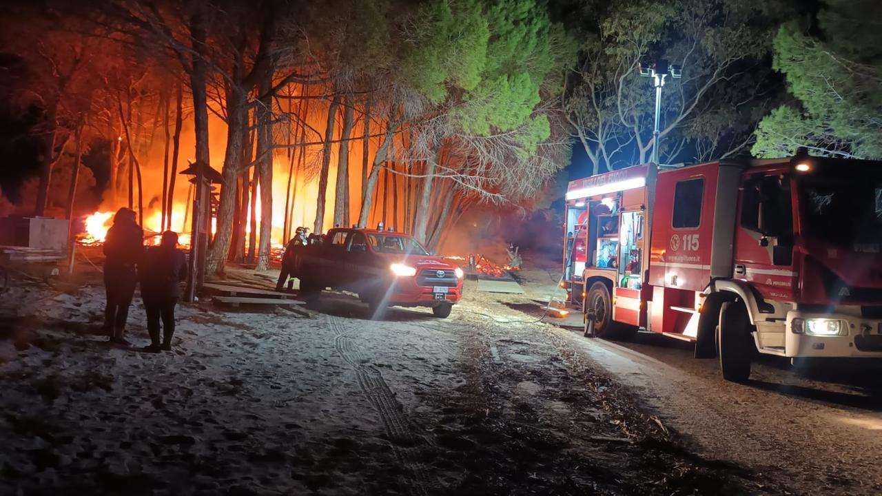 In fiamme il chiosco Capo Est di Capo Comino