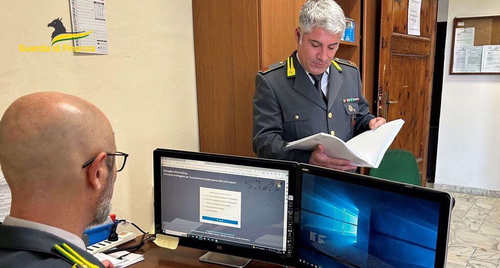 Due finanzieri al lavoro (foto d'archivio)