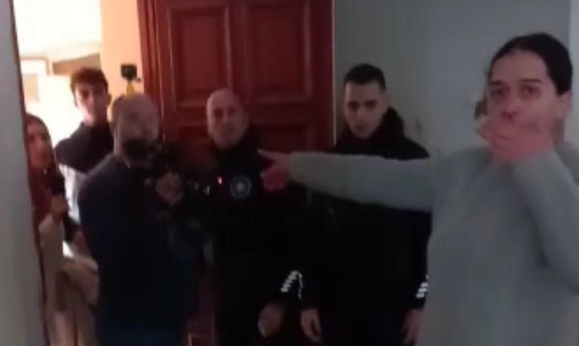 
	I momenti concitadi del raid nella casa di Portisco. La porta &egrave; sfondata e la donna colpita

