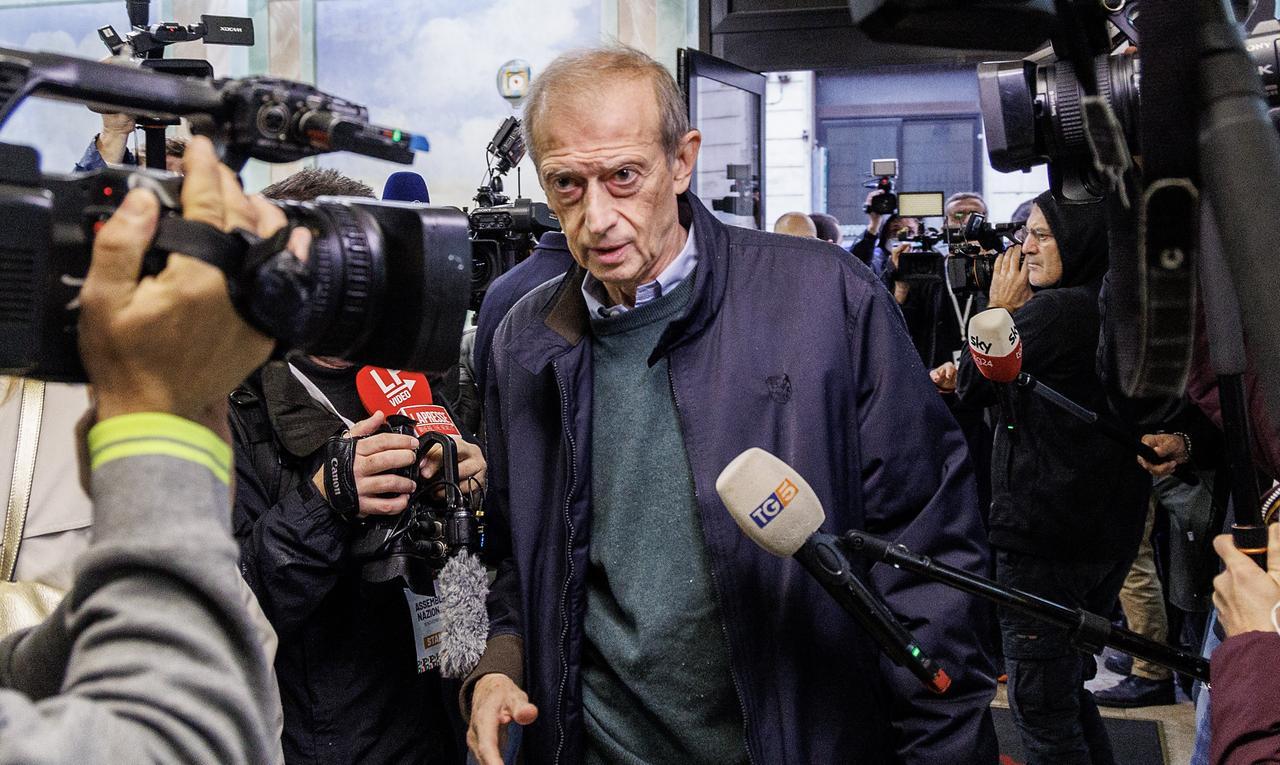 Il deputato Piero Fassino denunciato per il tentato furto di un profumo a Fiumicino