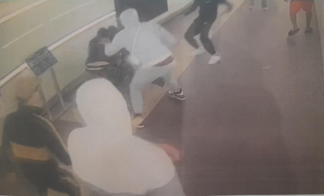 Pestato e preso a bastonate dal branco di giovanissimi
