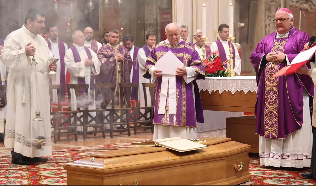 Ferrara, l’addio del vescovo a monsignor Bentivoglio: «Caro don Antonio, lasciaci in eredità la tua predilezione per i poveri e per gli ultimi»