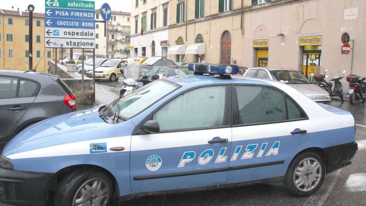 Una volante della polizia di Stato sugli scali Bettarini (foto d'archivio)