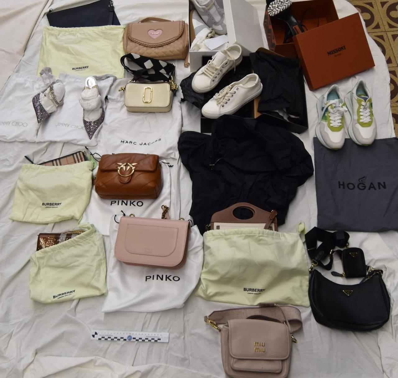 Lucca, corriere rubava i capi di abbigliamento destinati ai clienti