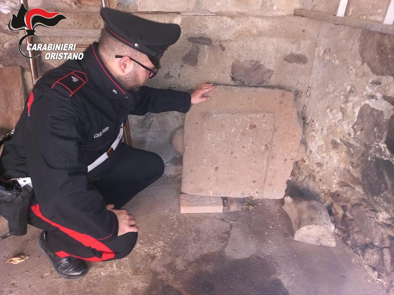 
	Il carabiniere con la pietra proveniente dalla tomba dei giganti del nuraghe Lande

