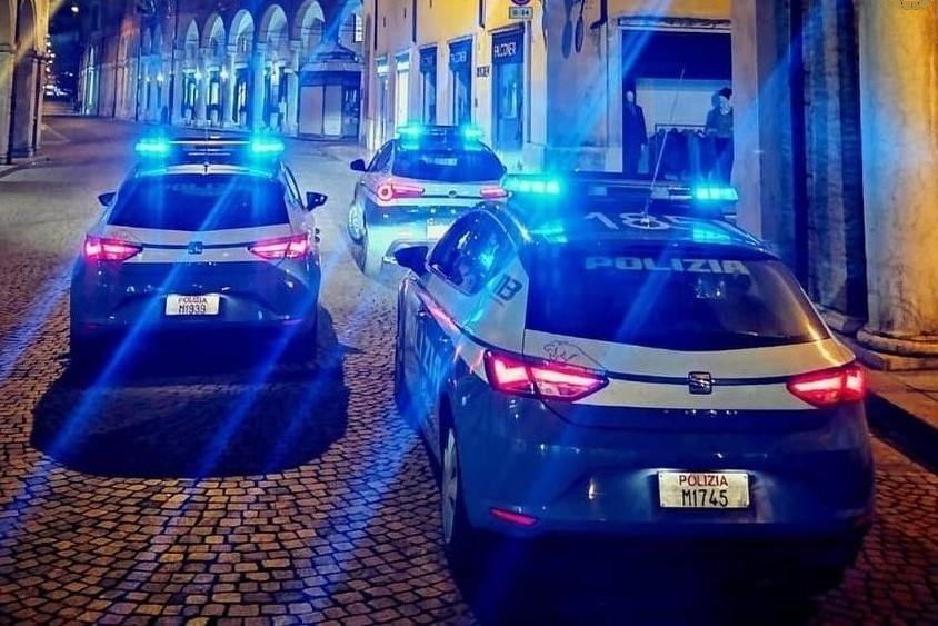 Modena, spacca la vetrata di un negozio e scappa con il registratore di cassa