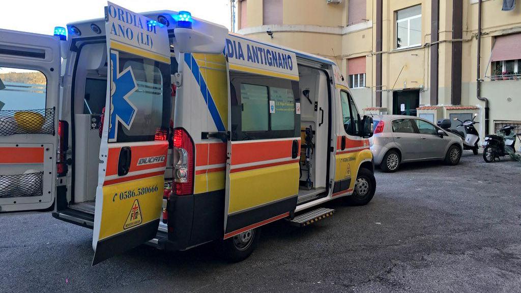 Un'ambulanza della Misericordia di Antignano (foto d'archivio)