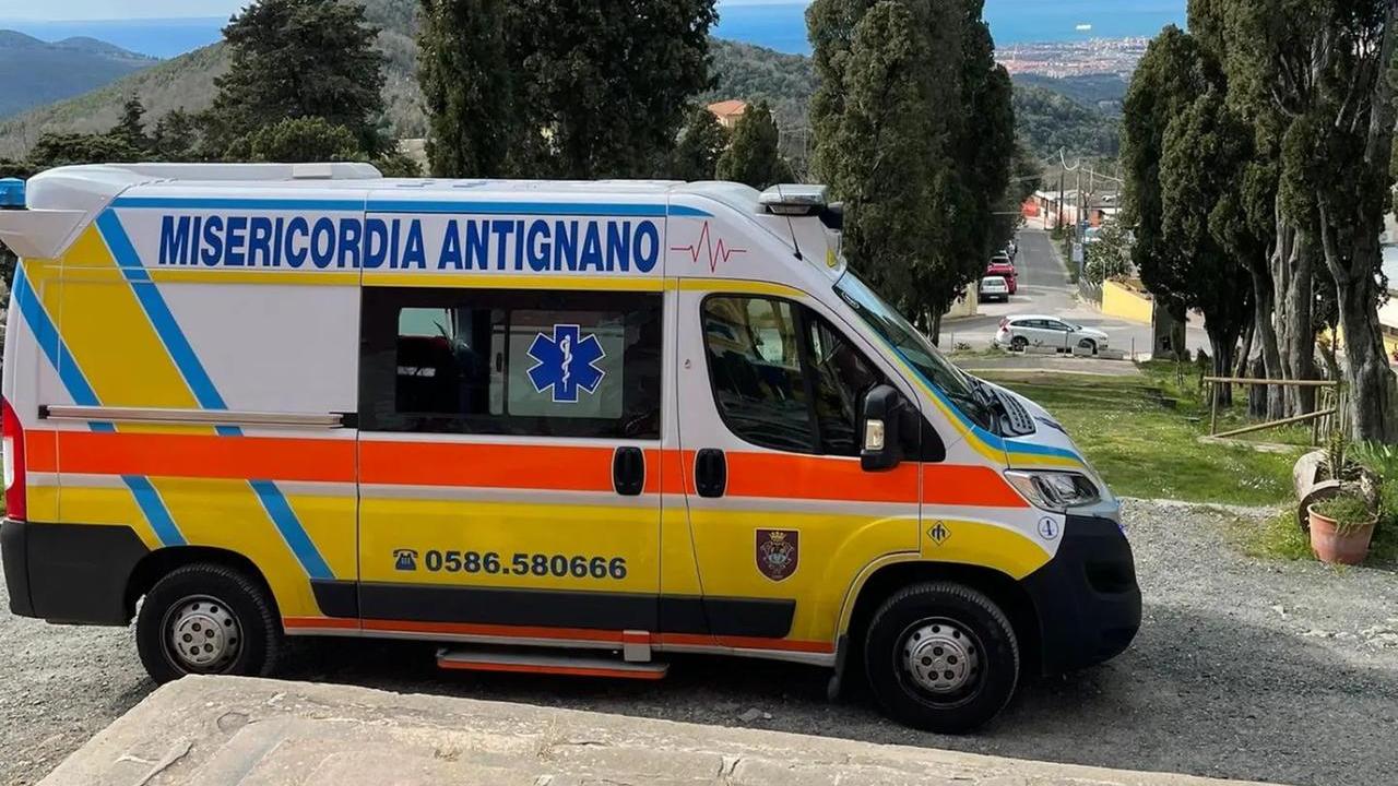 Un'ambulanza della Misericordia di Antignano-Livorno sud