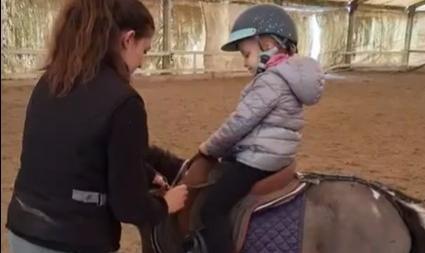 Berra, la malattia non porta via i sogni. La piccola Sara a cavallo di un pony