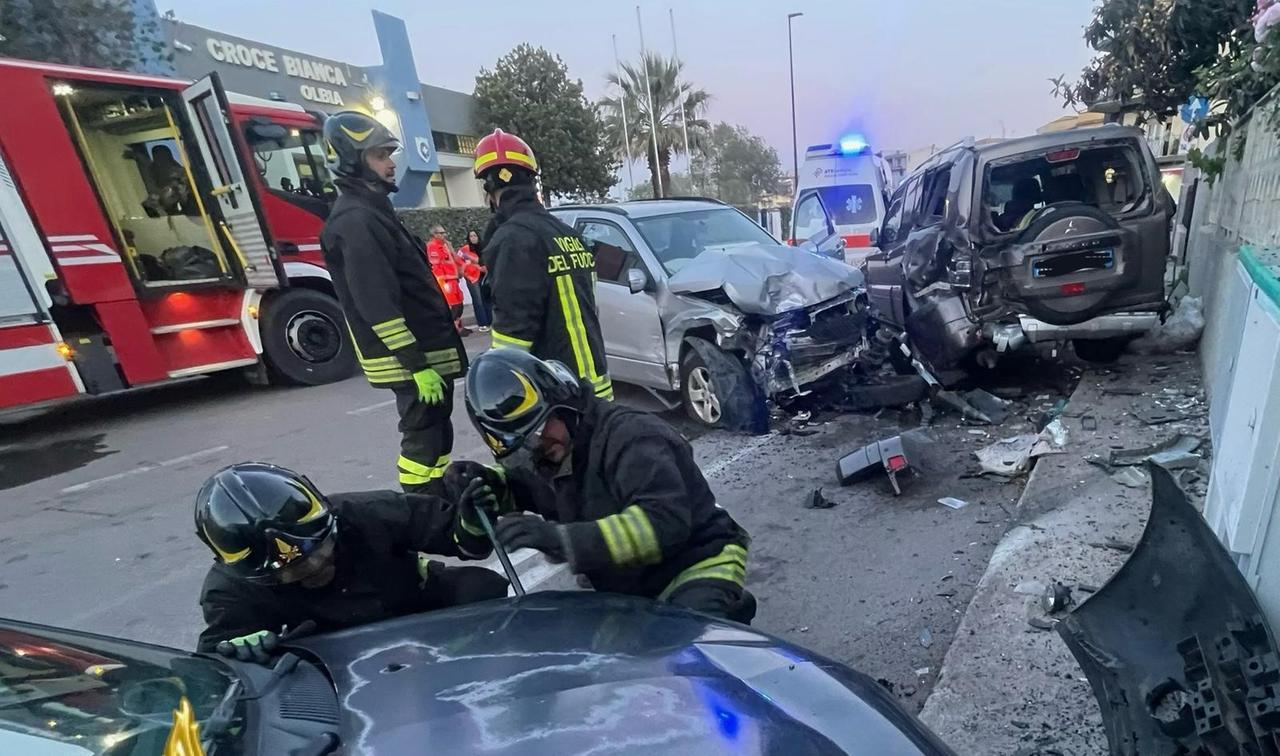 Olbia, si schianta con il suv contro tre auto parcheggiate