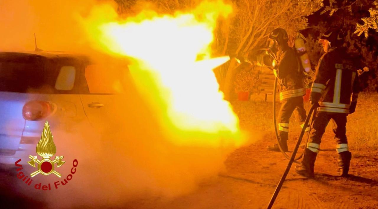 Un’altra auto incendiata a Olbia, le fiamme in via Barcellona