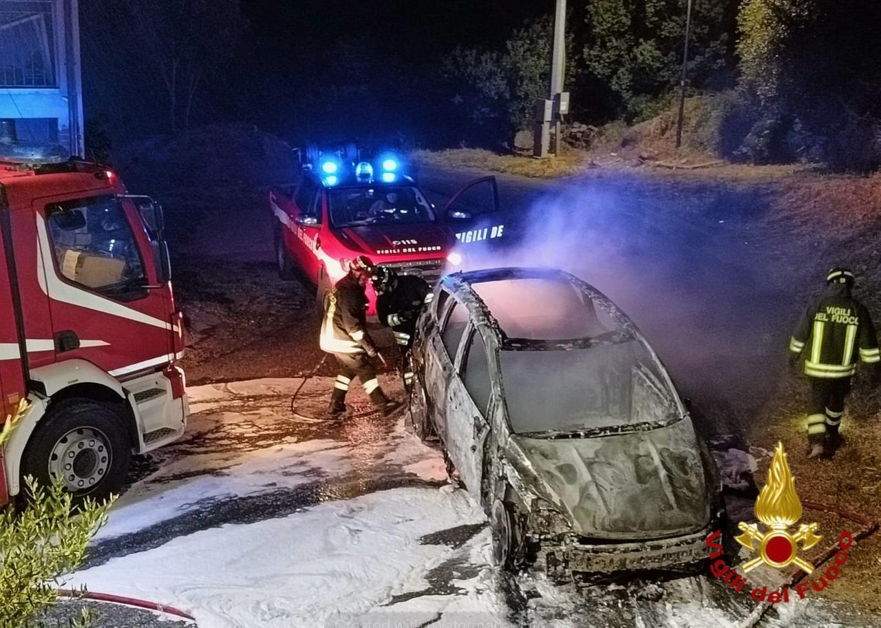 Auto distrutta dalle fiamme a Buddusò