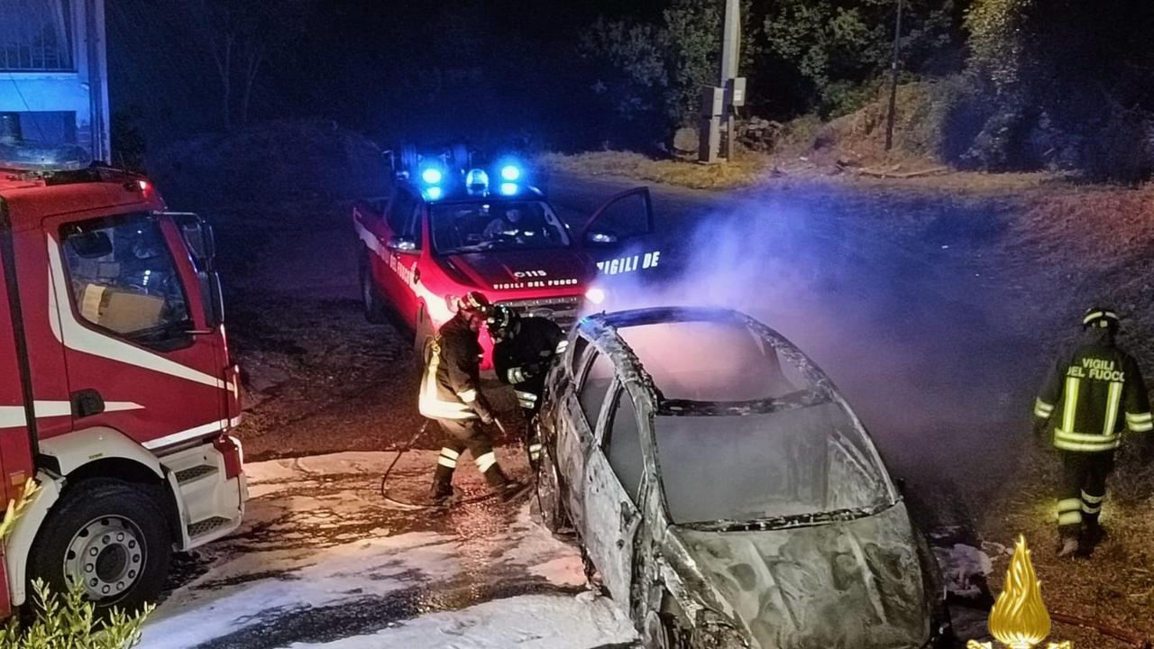 Auto distrutta dalle fiamme a Buddusò