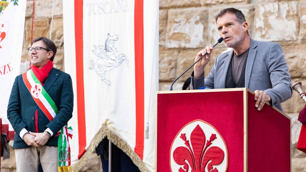 25 Aprile, piazza della Signoria gremita: Stefano Massimo legge il monologo di Scurati – Video