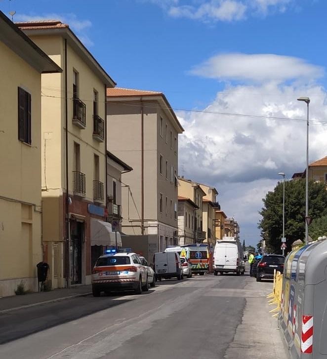 Grosseto: dalla finestra lancia bottiglie e cibo sui passanti, intervengono i carabinieri
