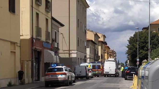 Grosseto: dalla finestra lancia bottiglie e cibo sui passanti, intervengono i carabinieri