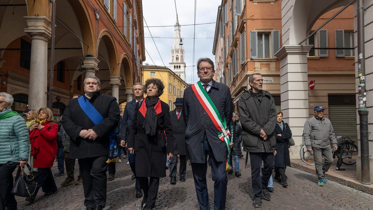 Folla a Modena per il 25 aprile: «Il tempo della Resistenza è adesso»