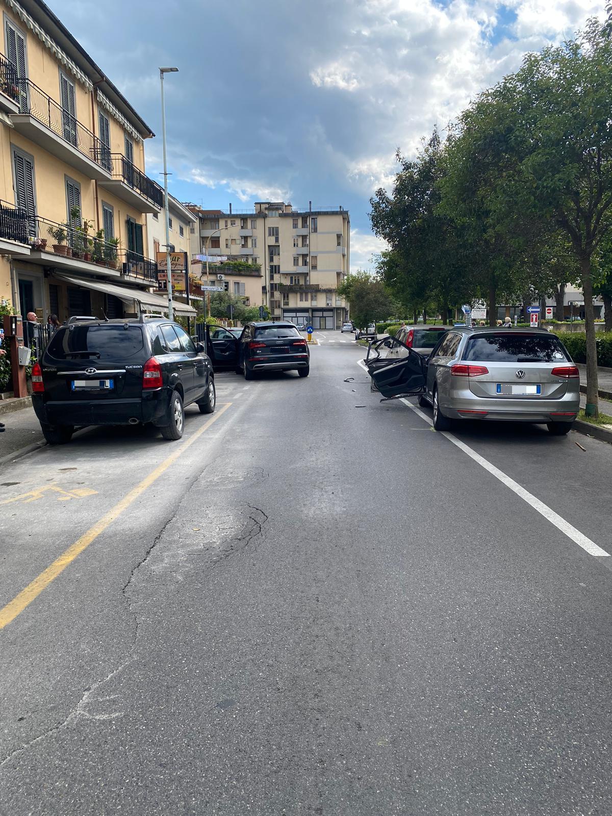 Prato, perde il controllo del suv e si schianta contro tre auto in sosta
