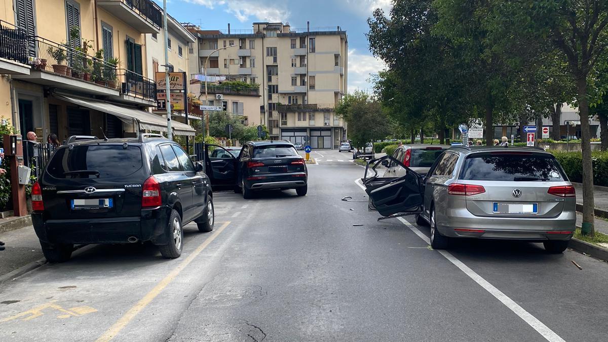 Prato, perde il controllo del suv e si schianta contro tre auto in sosta