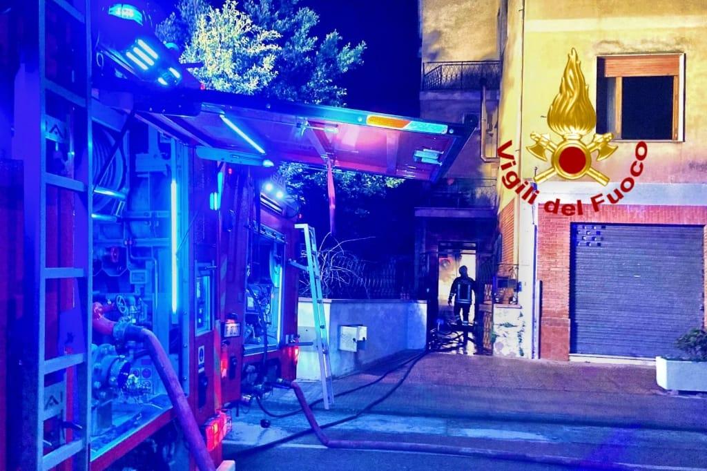 Paura a Dolianova, incendio in una palazzina: in salvo in due