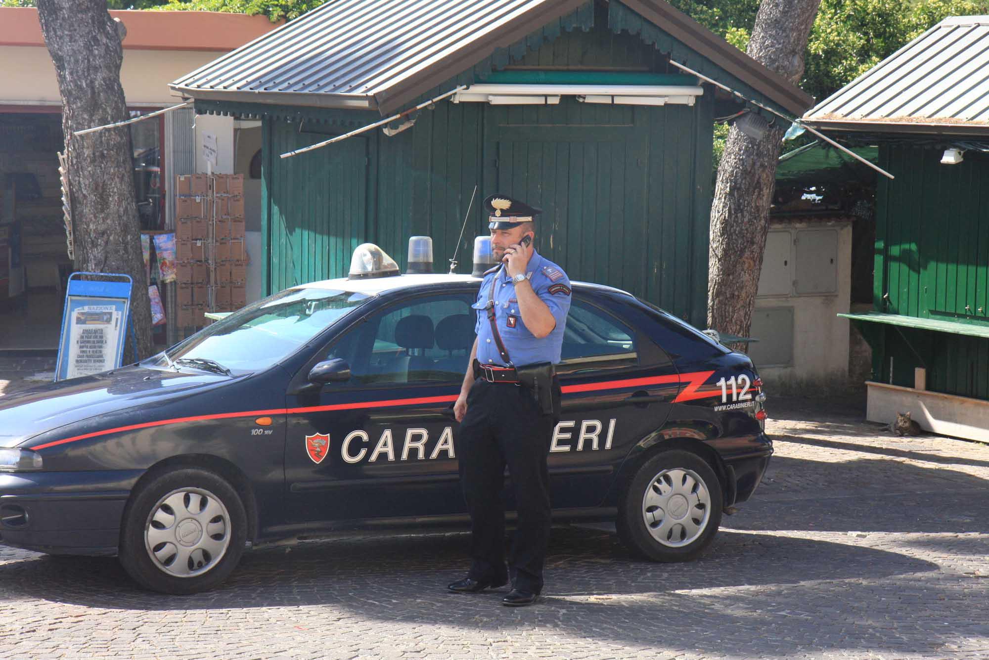 Una pattuglia dei carabinieri (foto d'archivio)