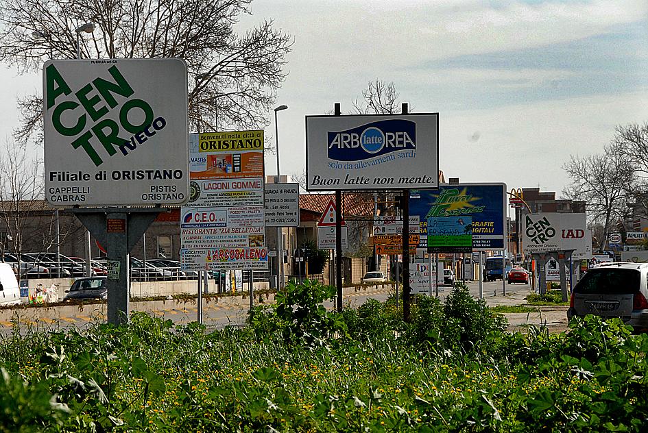 
	Una foresta di cartelloni pubblicitari all'ingresso Nord di Oristano


