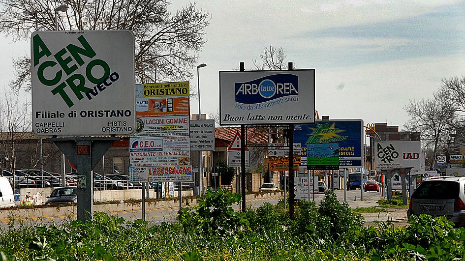 
	Una foresta di cartelloni pubblicitari all&#39;ingresso Nord di Oristano

