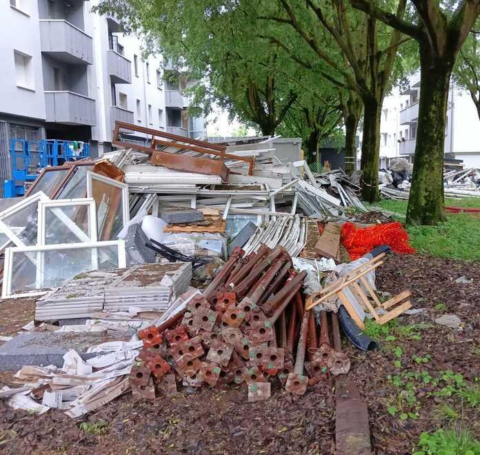 Negozi chiusi e rifiuti ammassati, a Cognento degrado e abbandono<br type="_moz" />
