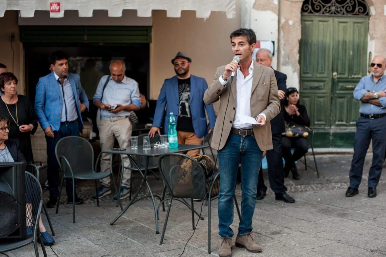 L’annuncio di Massimo Zedda: «Anche Azione mi sosterrà con una lista». I 5 Stelle: «Subito un chiarimento»