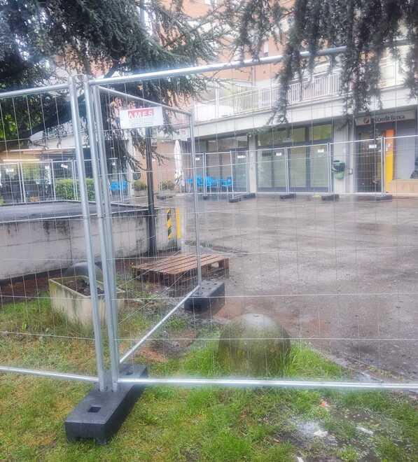 Castelvetro, i negozianti: «Dal giorno dell’esplosione persi i parcheggi per le attività»<br type="_moz" />
