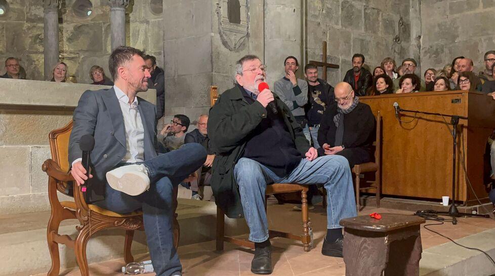 
	Francesco Guccini con Andrea Scanzi durante l&rsquo;intervista nella Pieve di Gropina

