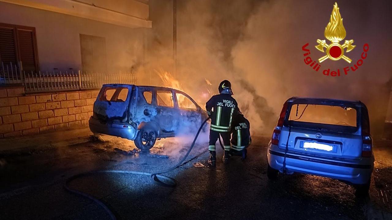 Attentato incendiario a Nuoro, a fuoco due auto in via Virdis
