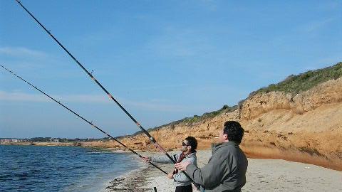 
	Pescatori sportivi da una delle spiagge dell&#39;Area marina del Sinis (archivio)

