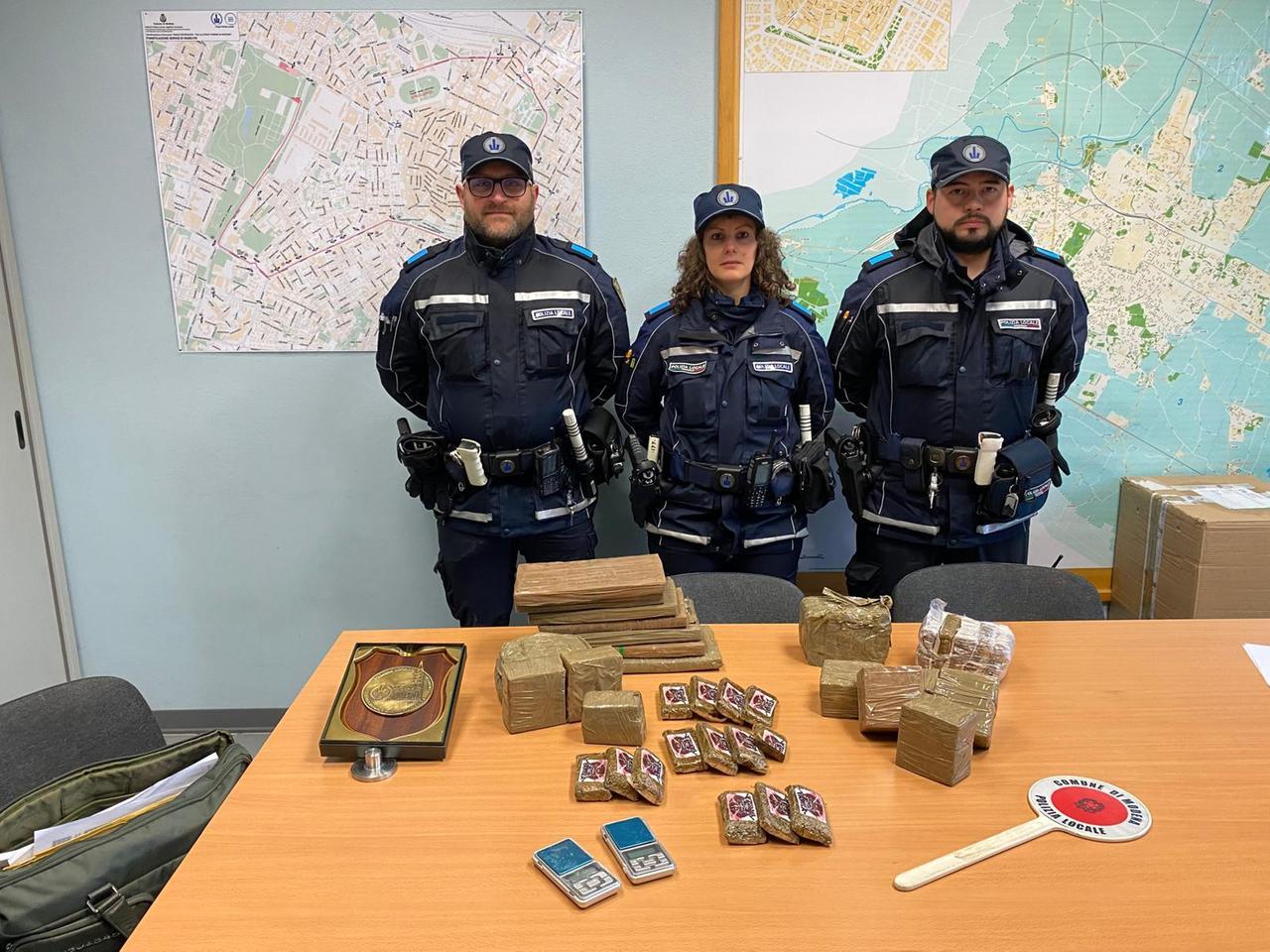 Modena, la Polizia Locale sequestra oltre 17 chili di hashish