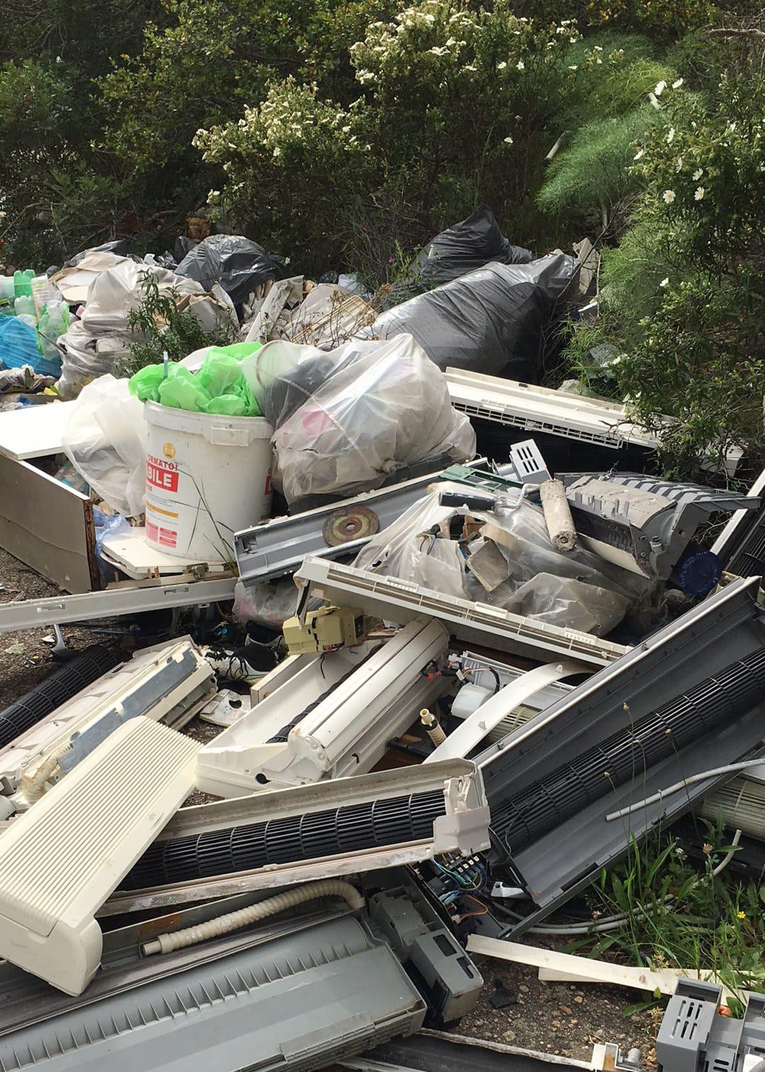Golfo Aranci, discarica abusiva di climatizzatori: un sequestro a Cala Sassari