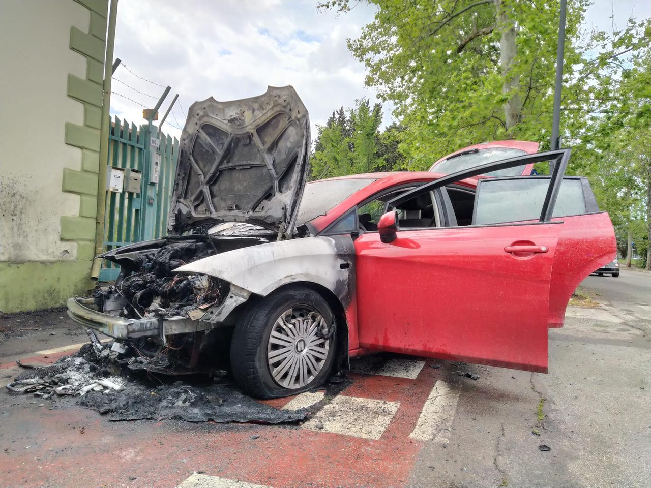 Grosseto, auto in fiamme: il conducente aveva appena fatto il pieno di gas
