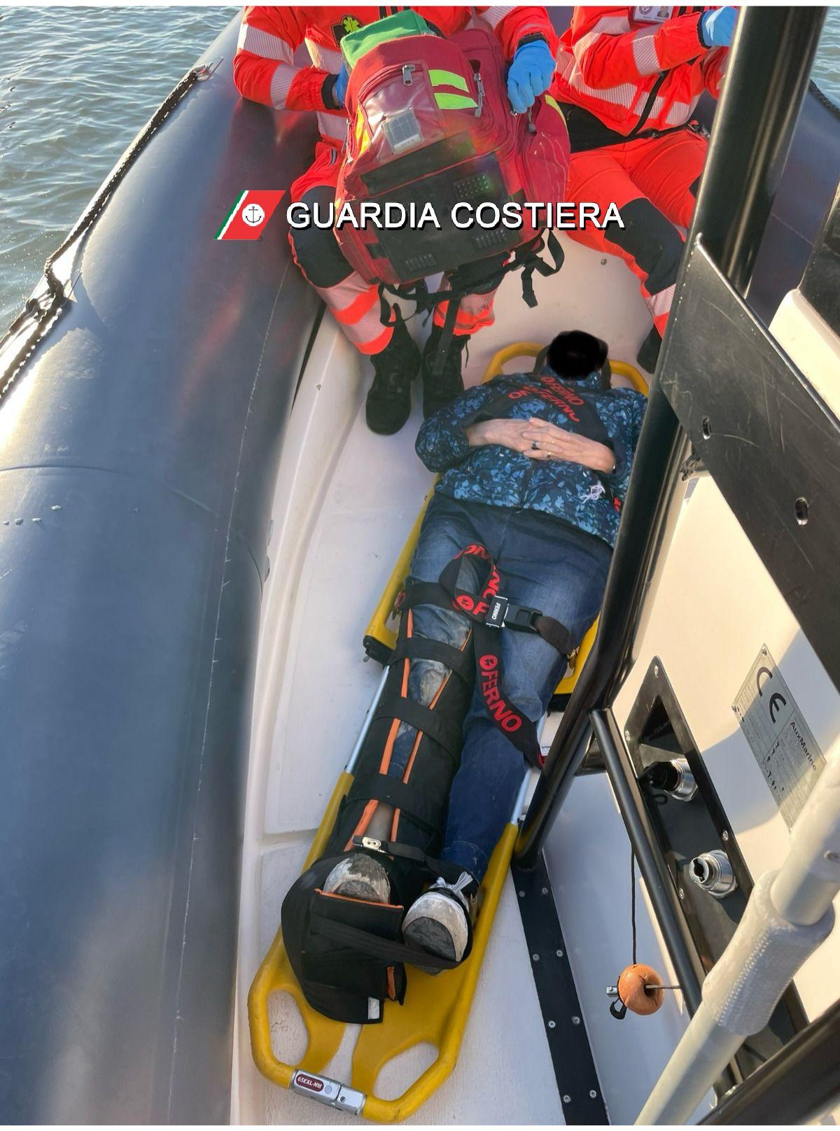 Goro, turista si fa male ma l’ambulanza in quel luogo non può arrivare. Interviene la Guardia Costiera