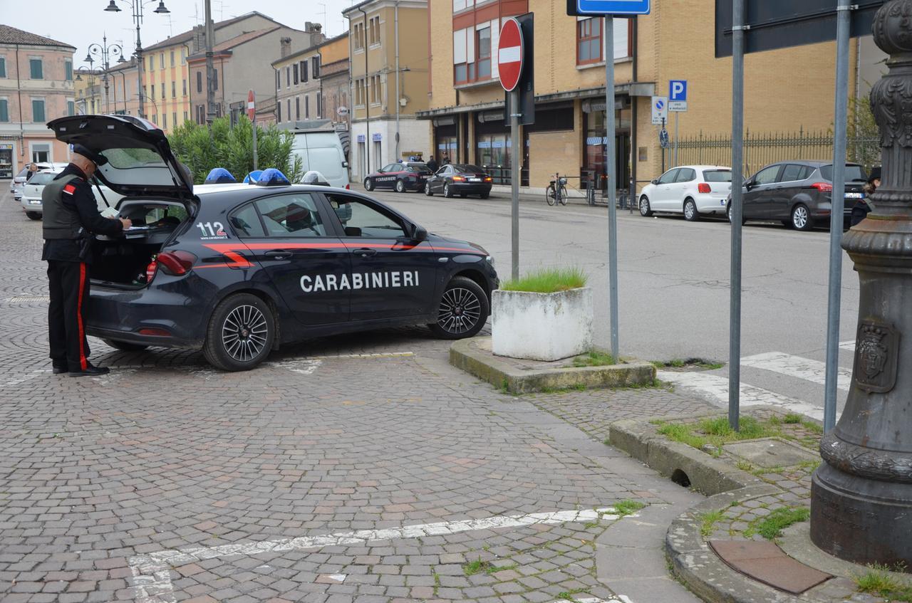 Copparo, non si ferma all’alt e fugge. Inseguito e raggiunto, colpisce i carabinieri