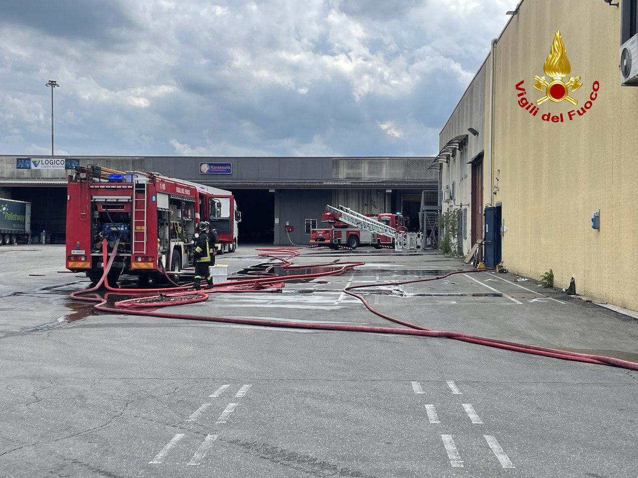 Campogalliano, incendio al tetto di un capannone