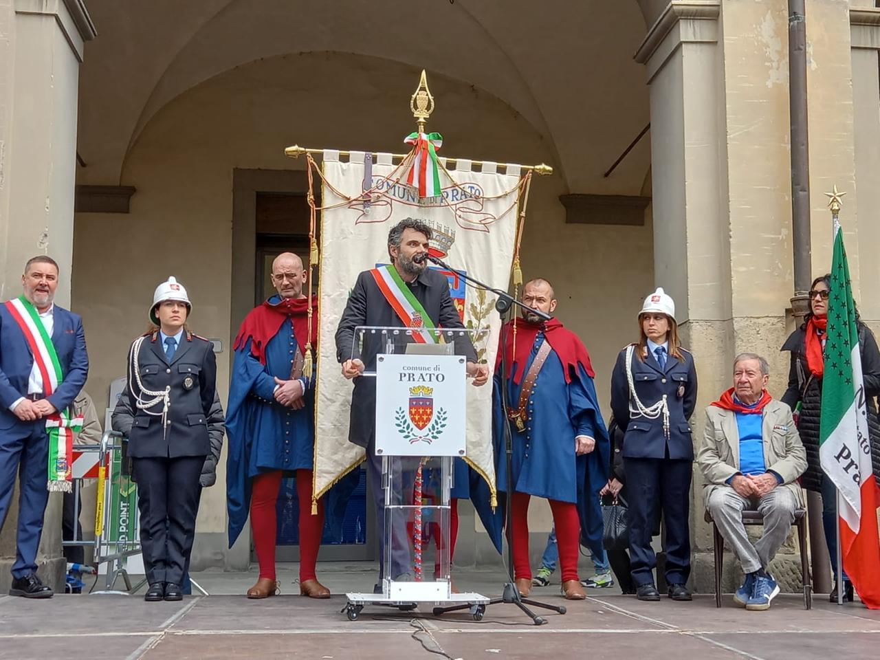 
	Il sindaco di Prato Matteo Biffoni sul palco del 25 Aprile, a destra il partigiano Fiorello Fabbri

