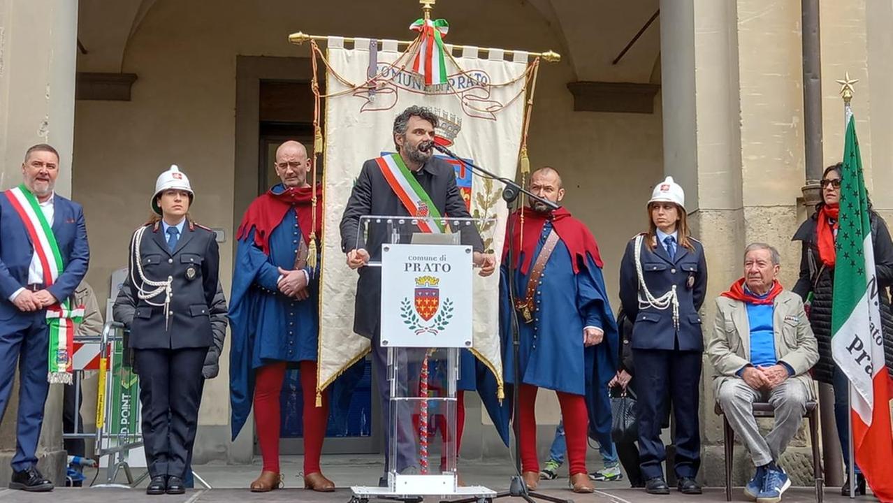 
	Il sindaco di Prato Matteo Biffoni sul palco del 25 Aprile, a destra il partigiano Fiorello Fabbri

