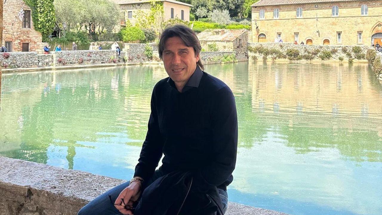 Antonio Conte, vacanze in Toscana: l’ex allenatore della Juve si rilassa nel mini borgo con 30 abitanti