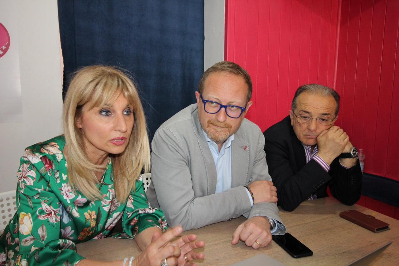 
	A sinistra Marilena Garnier nel 2019 accanto a Daniele Spada (Lega) e all'ex assessore Aldo Milone

