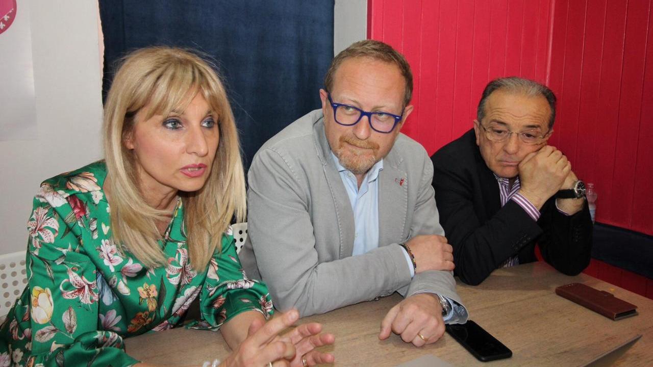 
	A sinistra Marilena Garnier nel 2019 accanto a Daniele Spada (Lega) e all&#39;ex assessore Aldo Milone

