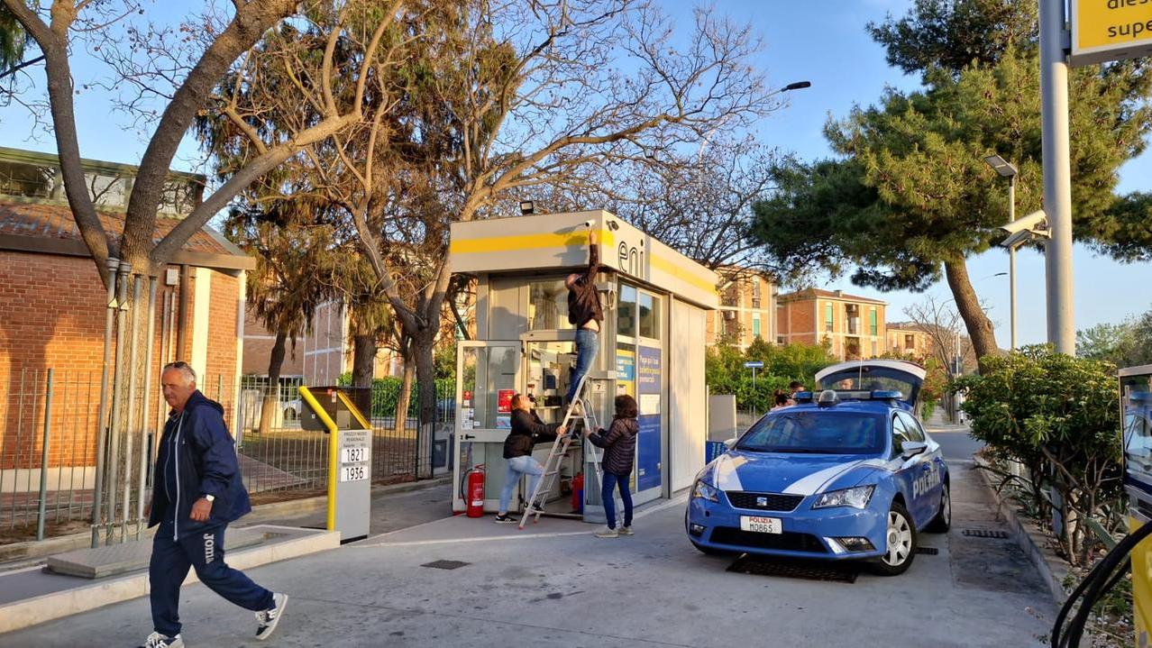 Cagliari, con la pistola minaccia il titolare di un distributore di benzina e si fa consegnare l’incasso
