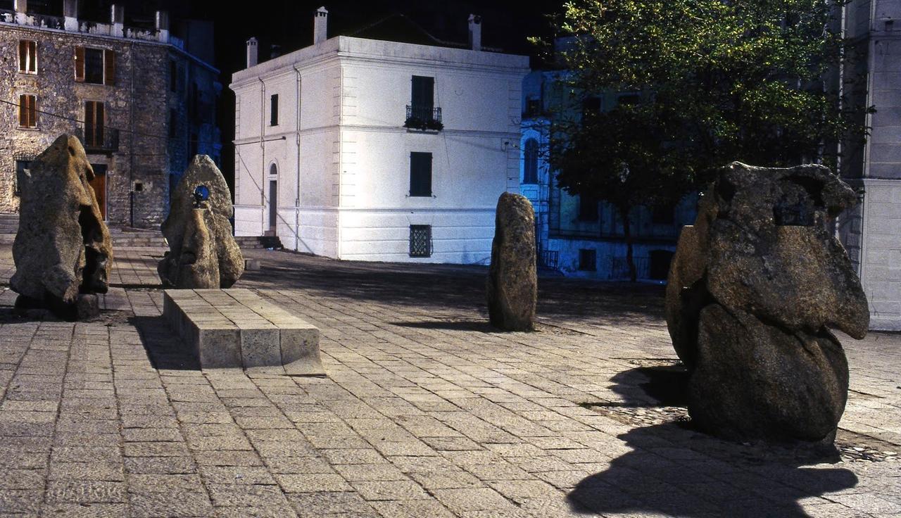 
	Piazza Sebastiano Satta, opera di Costantino Nivola

