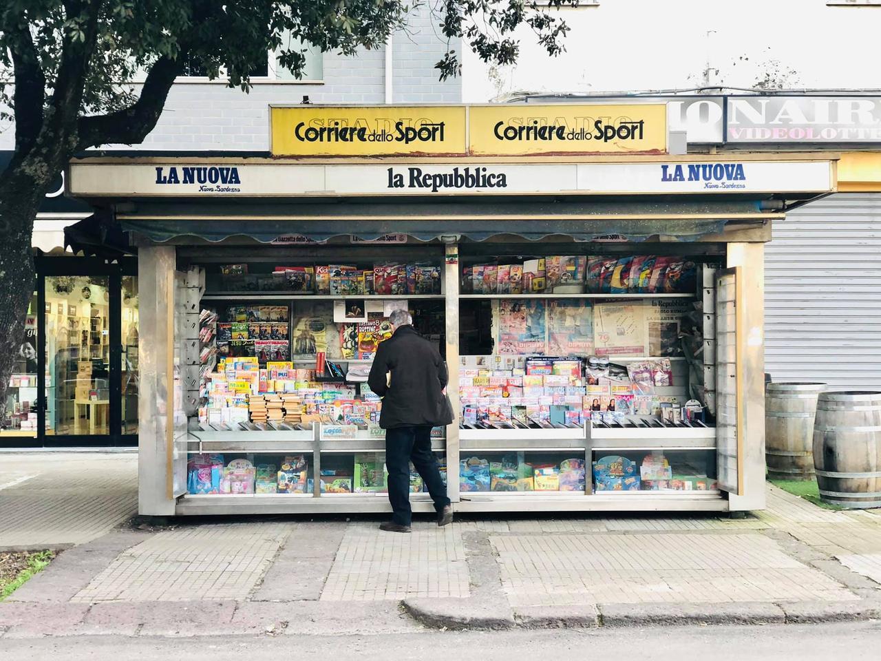 Sassari, edicole come sportelli di servizi: l’idea di una startup sassarese supera il mare