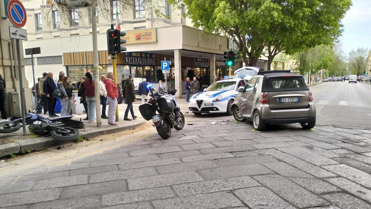 Sassari, Smart contro moto in via Pascoli e schianto tra due auto nella ex 131 per Porto Torres
